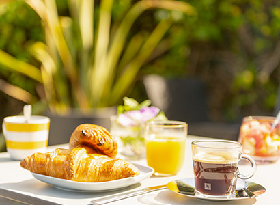 Breakfast outside at Hôtel de la Plage in Dieppe