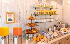 Buffet de petit-déjeuner à l'Hôtel de la Plage à Dieppe Buffet de petit-déjeuner à l'Hôtel de la Plage à Dieppe