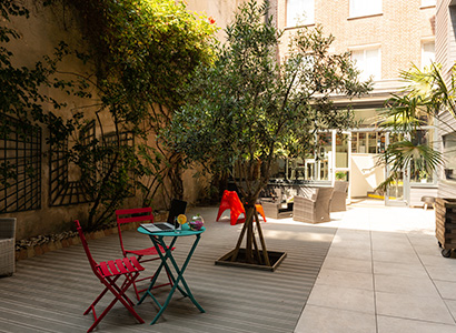 The interior courtyard accessible to all at Hôtel de la Plage in Dieppe