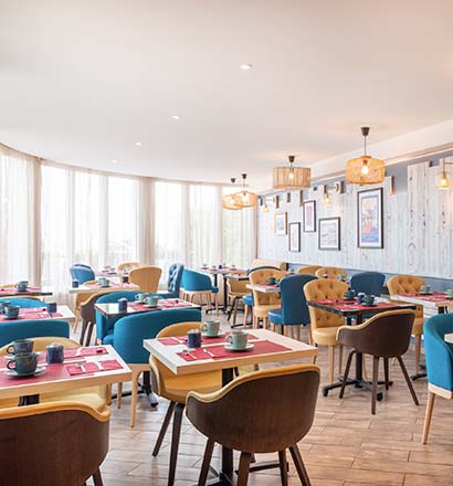 Salle de petit déjeuner avec vue mer à l'Hôtel de la Plage à Dieppe Salle de petit déjeuner avec vue mer à l'Hôtel de la Plage à Dieppe